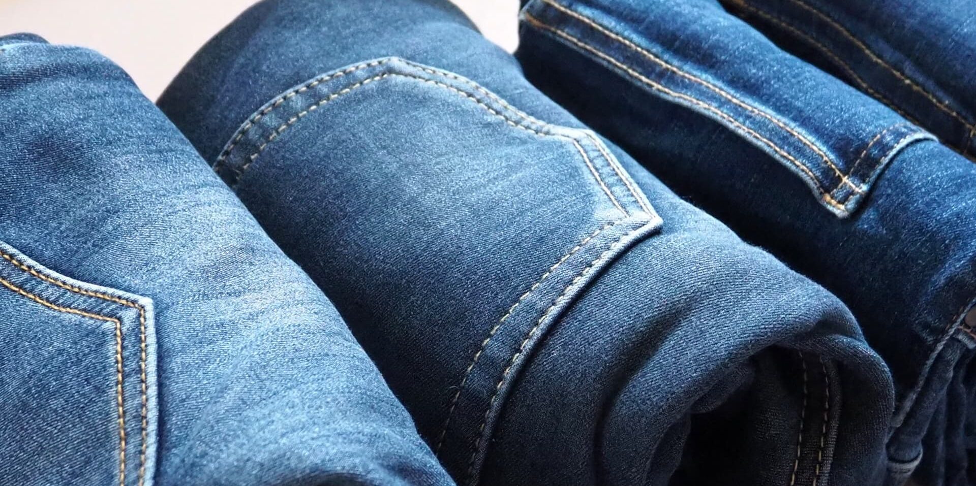 セカンドストリートの中古品や重要キーワードは？に関する通販と店舗の利用イメージ、衣料品やブランド品を比較しながら選ぶ様子